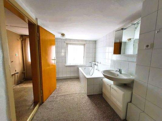 Bad mit Wäschekammer OG