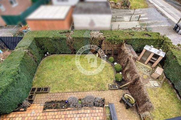 Der Blick vom Balkon in den Garten