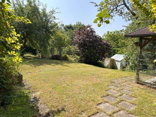 16 Garten mit Gewächshaus