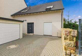 Blich von Einfahrt Richtung Hauseingang