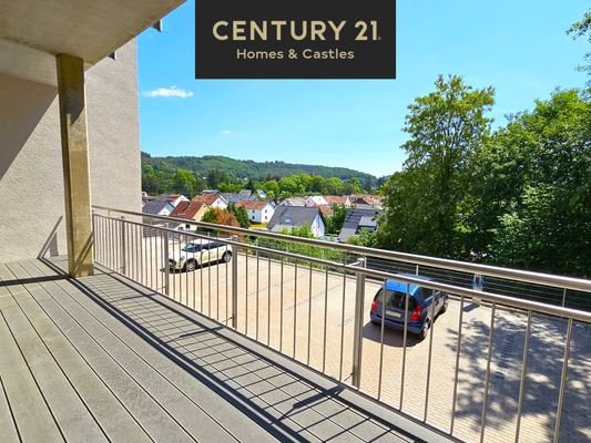 Aussicht vom Balkon mit den Stellplätzen hinter dem Haus 