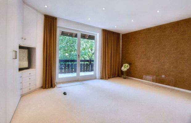 Schlafzimmer mit Zugang zum Balkon