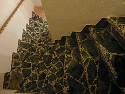 Treppe zum wohnlich ausgebauten Dachboden