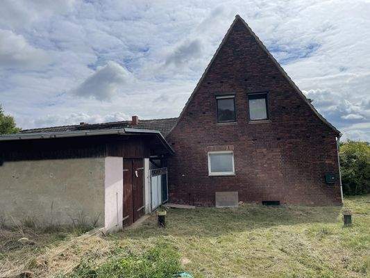 Westseite mit Garage