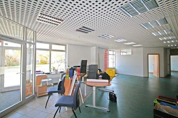 Eingang mit großem Gewerberaum