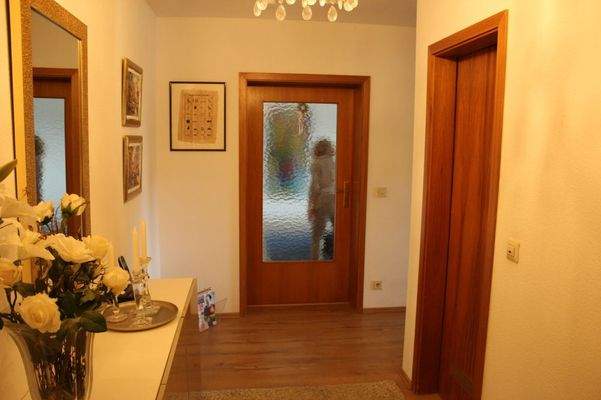 Rechts ist das Bad, dahinter geht es rechts zum Schlafzimmer und geradeaus ist der Wohnraum