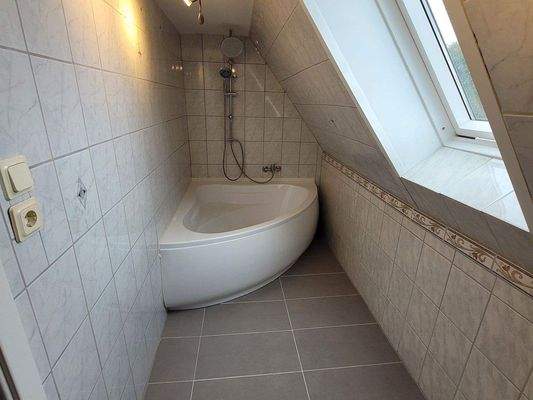 DG Badezimmer mit Fenster