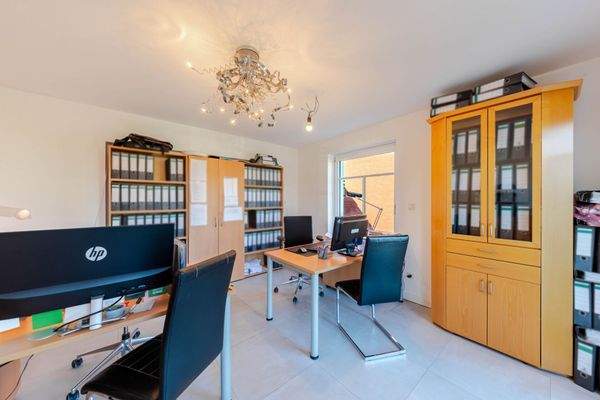 separates Büro im Erdgeschoss