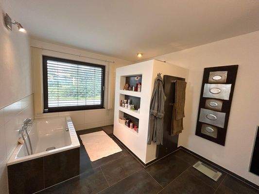 ...Duo-Badewanne und...