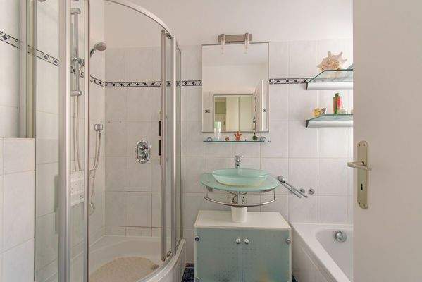 Gepflegtes Badezimmer mit Badewanne und separater Dusche