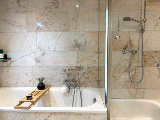 Badezimmer mit Wanne und Dusche