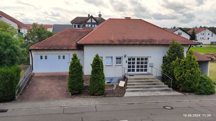 Straßenansicht mit Doppelgarage und Carport