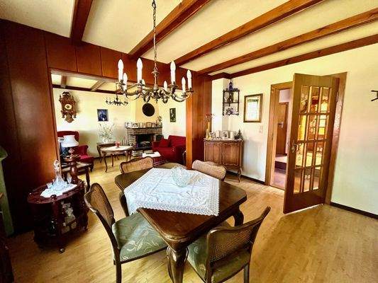 Wohnzimmer mit Essbereich