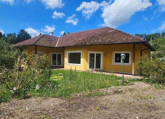 BAUMEISTERBUNGALOW IN FABELHAFTER WALDRANDLAGE