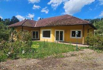 BAUMEISTERBUNGALOW IN FABELHAFTER WALDRANDLAGE