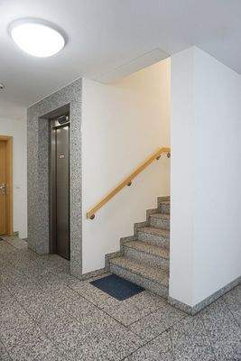 Treppenhaus mit Aufzug!