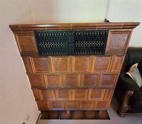 Kachelofen mit Heizeinsatz und Warmluftzügen in da