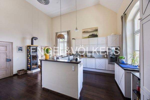 Traumküche für Genießer: Über vier Meter hohe Decken, Kamin, Speisekammer & Gartenzugang