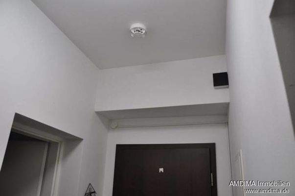 Flur mit Eingangstüre und Decke