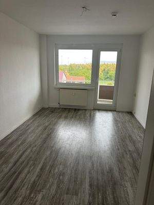 Wohnzimmer mit Balkon