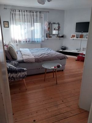 geräumiges Schlafzimmer