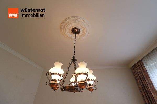 Liebe zum Detail - Deckenrosette aus Stuck