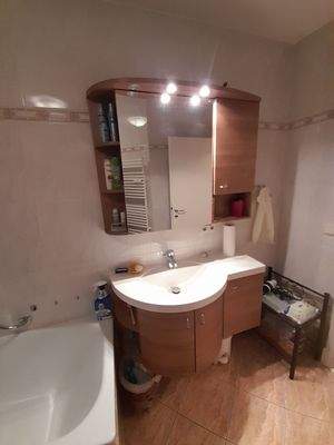 Waschtisch im Bad kann übernommen werden