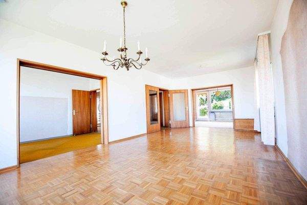 Helle, weitläufige Wohnflächen im EG