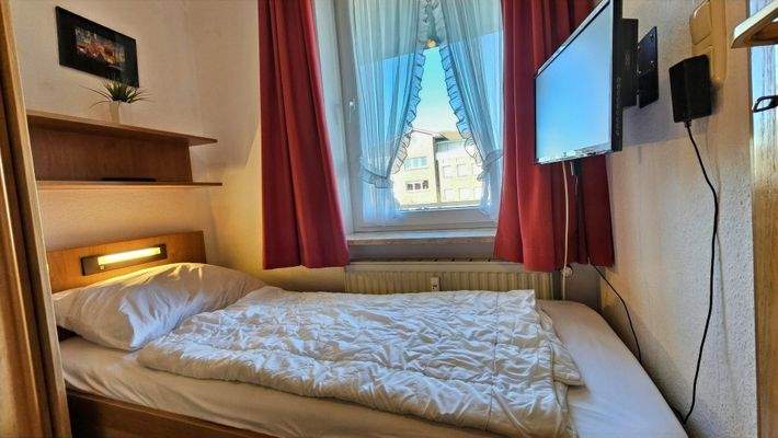 Schlafzimmer mit West-Fenster