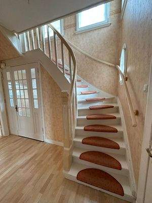 Schöne Holztreppe nach oben