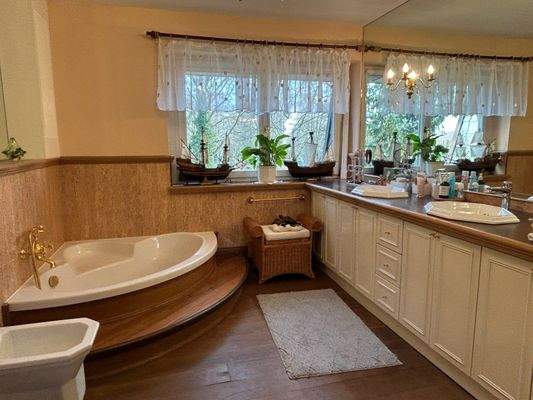 Bad mit Eckbadewanne