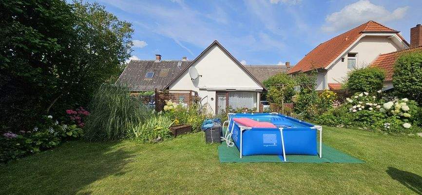 Garten mit Haus Ansicht