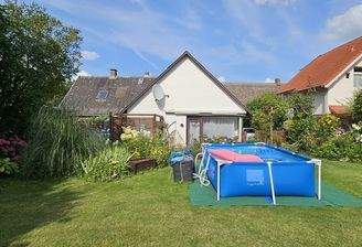 Garten mit Haus Ansicht