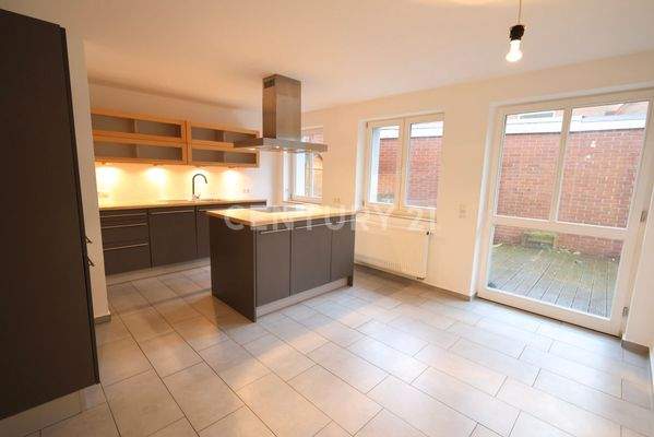 Küche mit Zugang zur Terrasse