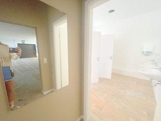 AnKaSa Immobilien GmbH_Maklerempfehlung Leipzig Markkleeberg Markranstädt Borna_Gewerbefläche Verkaufsfläche Lagerhalle_Nebenfläche Sanitäre Einrichtung