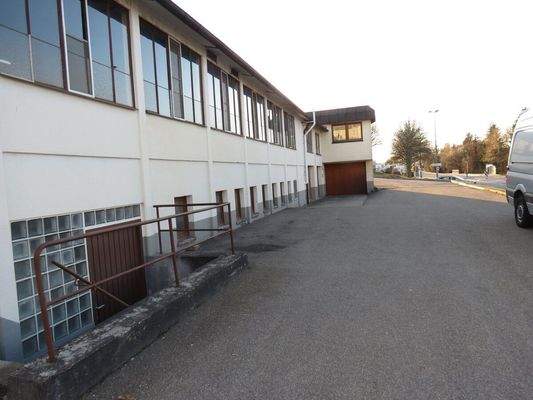 Frontansicht Halle 1 + Bürogebäude mit Garagen