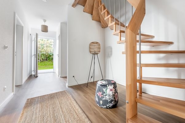 Flur mit Treppe ins OG