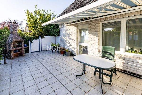 Südwestterrasse mit Markise – perfekt für Grillabende und Sonnenstunden