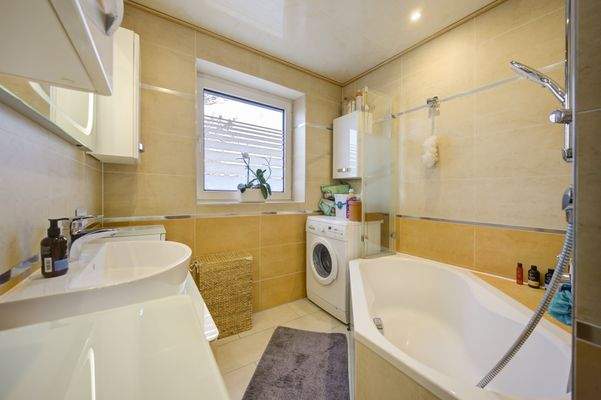 Tageslichtbadezimmer mit Badewanne