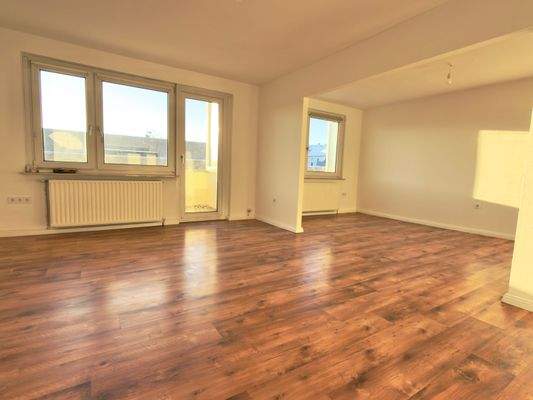 Wohn-/ mit Zugang zum BalkonEsszimmer