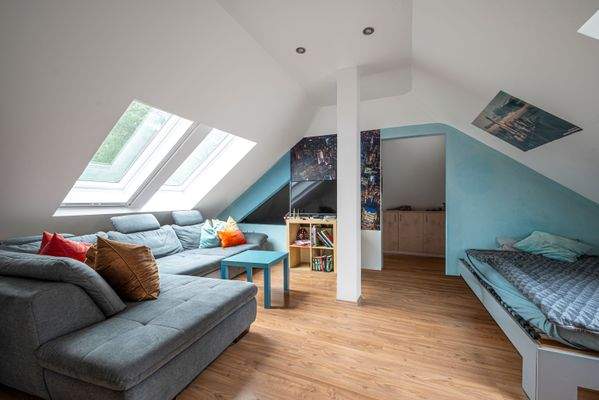 Gemütlicher Dachgeschossbereich mit Veluxfenstern – perfekter Rückzugsort für Kinder oder Gäste