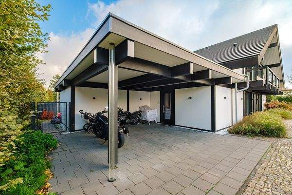 Doppel-Carport mit separatem Hauseingang