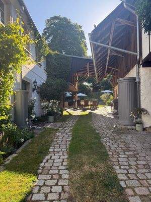 Einfahrt und Regenwassertonnen