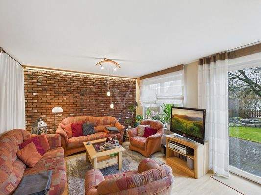 Wohn- und Essbereich mit Zugang zur Terrasse und dem Garten