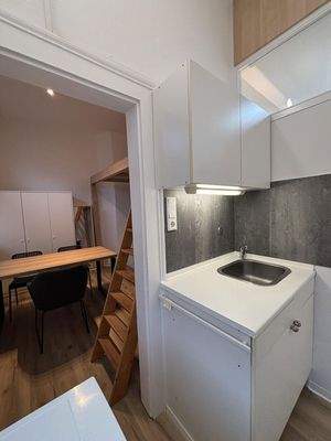 Küchenspüle und Schränke