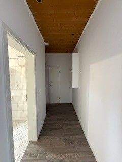 Heller Flur mit Holzboden