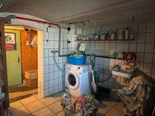 KG: Waschküche mit Hofausgang