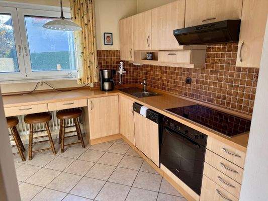 Moderne Küche mit viel Arbeitsfläche