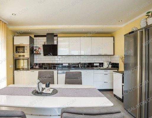 Küche mit Essbereich