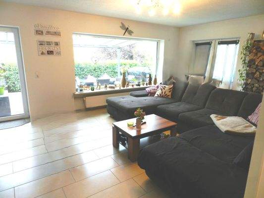 Geräumiges Wohnzimmer